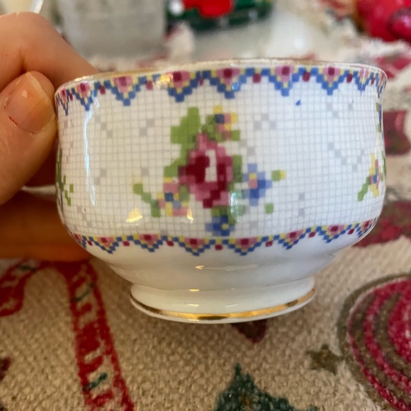 Mint Condition. Royal Albert Cream and Sugar Set. - Picture 7 of 7